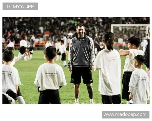 英国足球明星闪耀香港球迷热情迎接传奇球员到访盛况空前