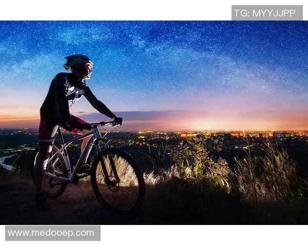 足球明星骑行风采高清图片展示尽显运动魅力与活力四射的青春气息